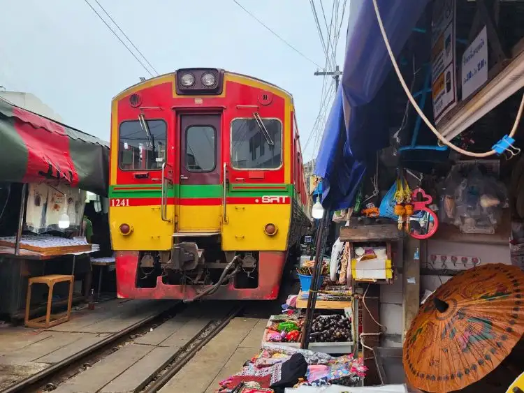 Private Maeklong Railway and Floating Market Top-Rated Tour